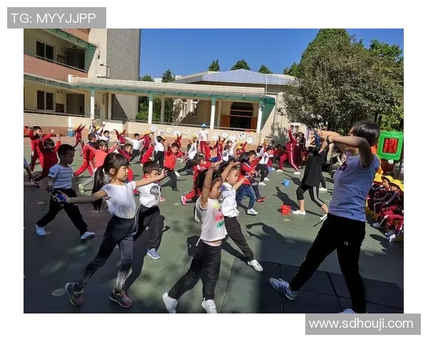 低重心足球明星的魅力与技巧解析如何在比赛中展现独特风采