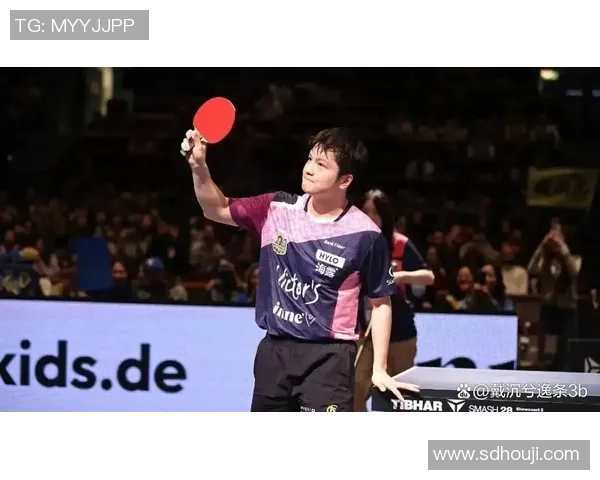 足球明星与乒乓球偶像的跨界对决展现运动精神与友谊的精彩瞬间